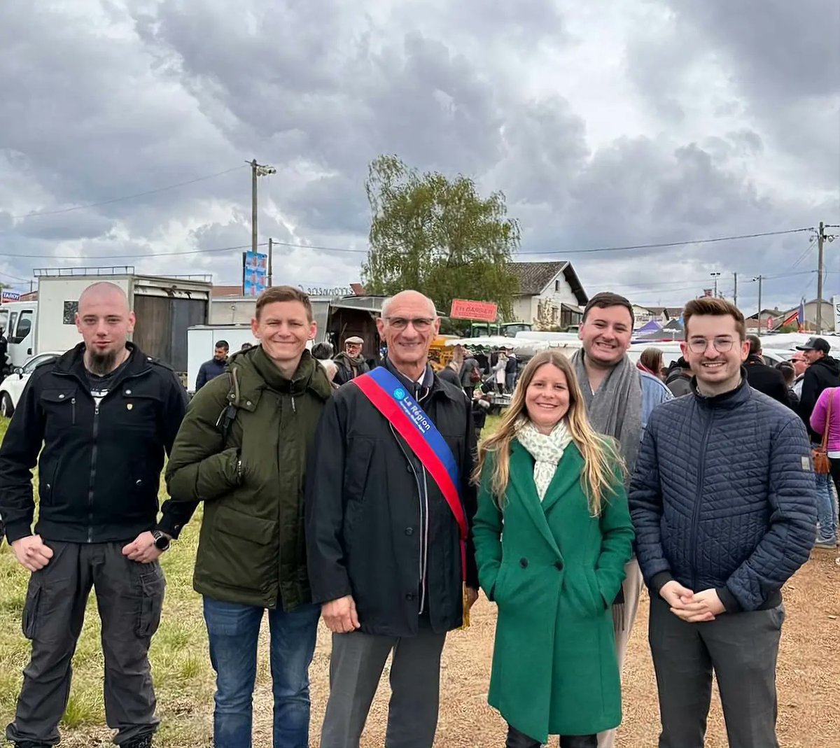 RNJ_42's tweet photo. En route vers le 9 Juin 🚀
Le RNJ 42 présent à la Foire de Beaucroissant aux côtés de Jordan Bardella, à la rencontre des visiteurs et des agriculteurs isèrois ! 🇨🇵
 #RNJ42 #ActionRN #VivementLe9Juin https://t.co/ACBejYVy3U