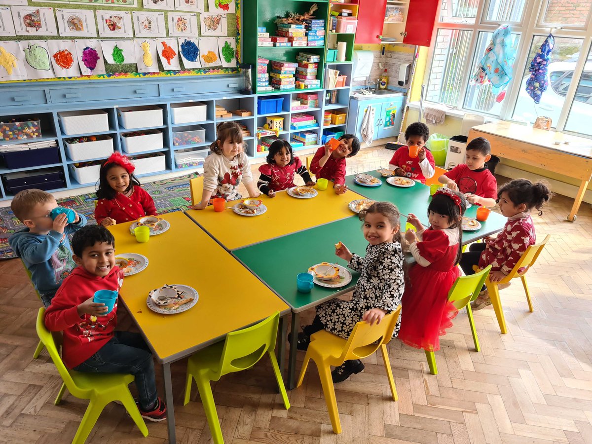 Early Start have been learning all about food recently. Our morning group had a special breakfast of pastries, porridge and fruit. Our afternoon group had a delicious pizza party.