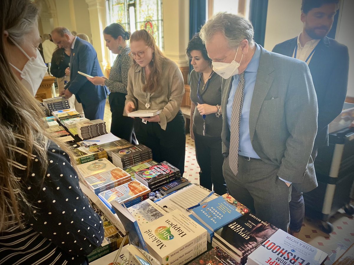 GeorgeHeyman's tweet image. #ReadLocalBC Salute to all BC authors, publishers, illustrators, bookstores, libraries, and literary festivals.

You constantly inspire us and spark minds of young and old. Thank you. 

 Support #BCBooks and #ReadLocalBC! Get to know your booksellers!