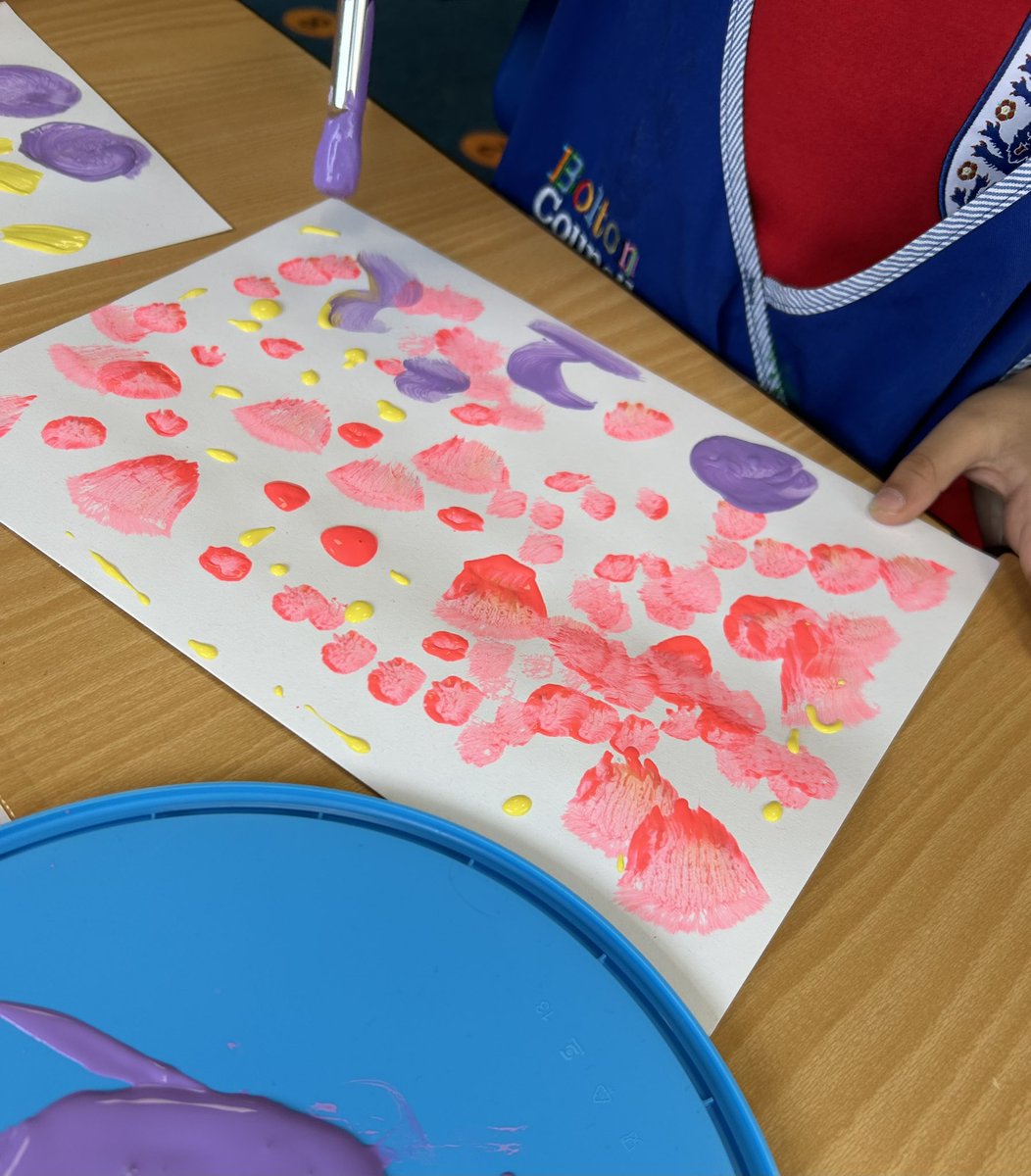 A great start to the day with Year 1 @StEthelbertsRCP @STOC_CAT experimenting with brushes using bright colours #markmaking #brushtechniques #brughtcolours