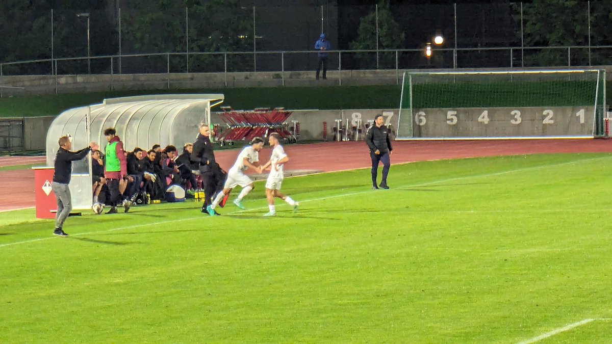 Zum 3. Mal in dieser Saison bei der @ACBellinzona, zum 3. Mal gabs nach 90' ein Unentschieden, diesmal 1-1 (Tor FCS: Bunjaku). Grottenkick bei starkem Wind und kaum Zuschauern. Immerhin bewegt sich der FC Schaffhausen wieder ein Pünktchen weg vom Tabellenende.
#disgälschwarz