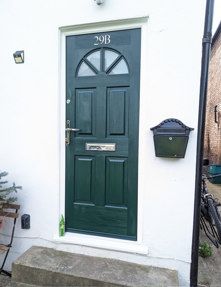 An Elegant Emerald Green, Carolina GeoBar Rockdoor with a stunning black Square Bar Handle fitted in #London 

Dm us for a Free No Obligation quote!

@rockdoorltd @GAPLtd #rockdoors #rockdoor #homeimprovements  #compositedoor #compositedoorsuk #door #doors #frontdoor