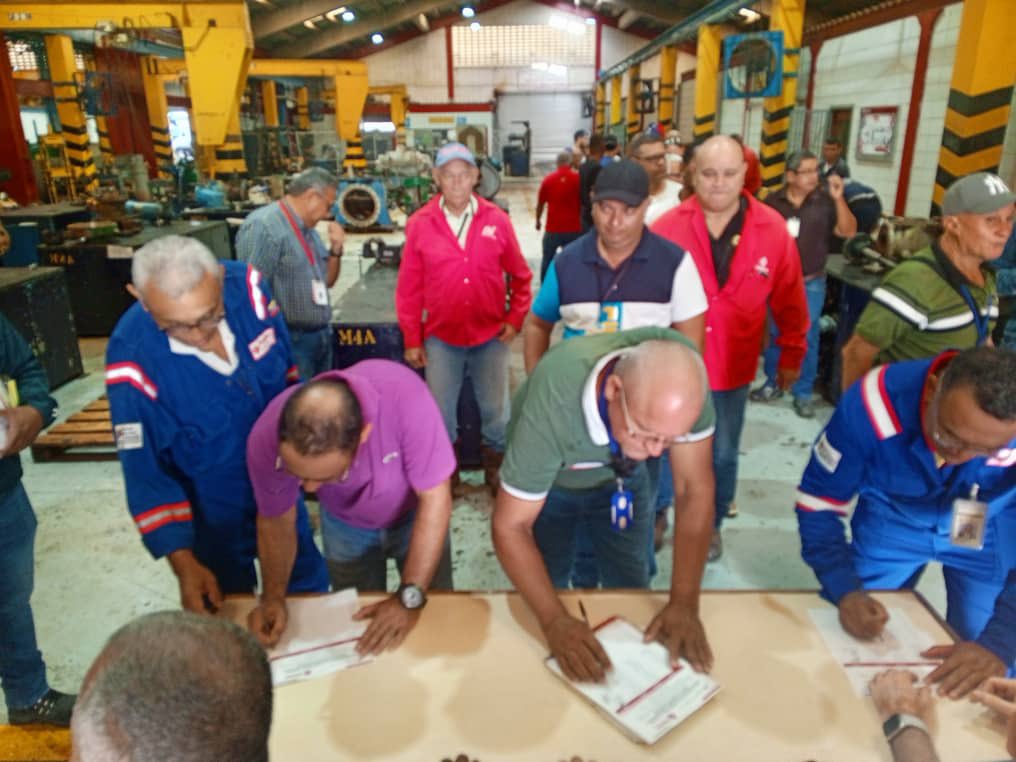 Cptt_Pequiven's tweet photo. 🇻🇪 La clase trabajadora del Complejo Petroquímico Ana María Campos en el estado Zulia estampó su firma en contra de las sanciones imperialistas y a favor de la Patria Venezolana libre y soberana.

@nicolasmaduro 
@TellecheaRuiz 
@elguerrero9523 https://t.co/bCTuRscYLK