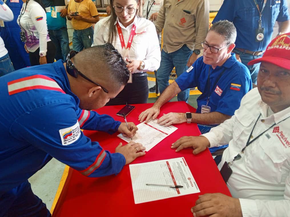 Cptt_Pequiven's tweet photo. 🇻🇪 La clase trabajadora del Complejo Petroquímico Ana María Campos en el estado Zulia estampó su firma en contra de las sanciones imperialistas y a favor de la Patria Venezolana libre y soberana.

@nicolasmaduro 
@TellecheaRuiz 
@elguerrero9523 https://t.co/bCTuRscYLK
