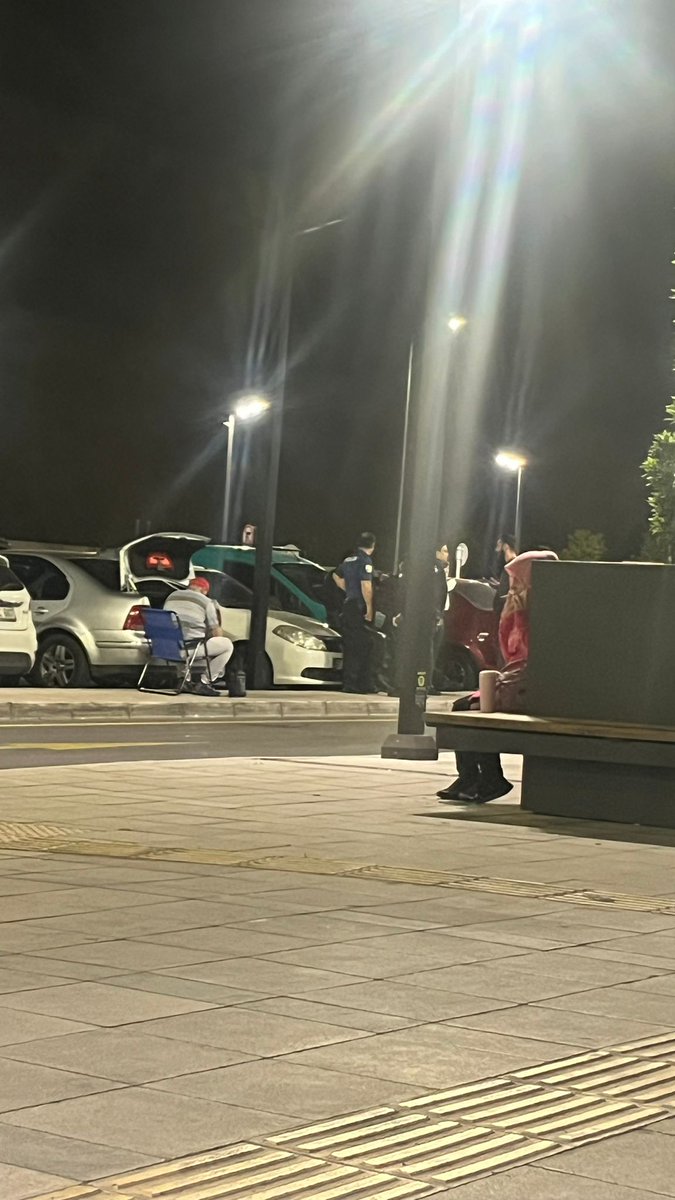 hekimsen's tweet photo. İzmir Bayraklı Şehir Hastanesi'nde, bir şahsın sabah saatlerinde 9. kattaki KBB servisinde elinde tüfek ve bol miktarda mermi ile dolaşarak bayan asistan hekimi ve çevresindekileri tehdit etmesi üzerine, polis tarafından yakalanıyor ve serbest bırakılıyor. Şahıs akşam acil servise gelerek tehdit etmesi üzerine meslektaşlarımız kendilerini odaya kapatıp sandalyeyi kapıya dayayarak (dinlenme odalarında dahi kapılarda anahtar bulunmuyor) kurtulabilmişlerdir.
--Elinde tüfek ile bir kişinin 9.kata kadar hiçbir güvenlik görevlisi tarafından görülmeden çıkabilmesi ne kadar doğrudur?
--Şehir hastanesi otoparkından direkt her kata merdiven ile çıkılabilmesi ne kadar doğrudur?
-- Hekim ve sağlık çalışanlarının dinlenme odalarının kapılarında neden anahtar bulunmamaktadır?
--Tüfek ile hastanede dolaşma cesaretini gösteren şahsın tutuklu yargılanması sağlanacak mıdır?
Daha önce Hekimsen olarak, Sn.@drfahrettinkoca 'yı uyarmıştık ve tekrar hatırlatıyoruz. Hastanelerin her girişinde X-RAY CİHAZI ve KOLLUK KUVVETİ bulunmalıdır. 
Hekim ve sağlık çalışanlarını korumak sizin görevinizdir Sn.Fahrettin KOCA..
İzmir Bayraklı Şehir Hastanesi'nde görev yapan hekim ve sağlık çalışanlarına geçmiş olsun dileklerimizi iletiyoruz ve @Hekimsenhukuk ile yanlarında olacağız.
@saglikbakanligi  @TC_icisleri