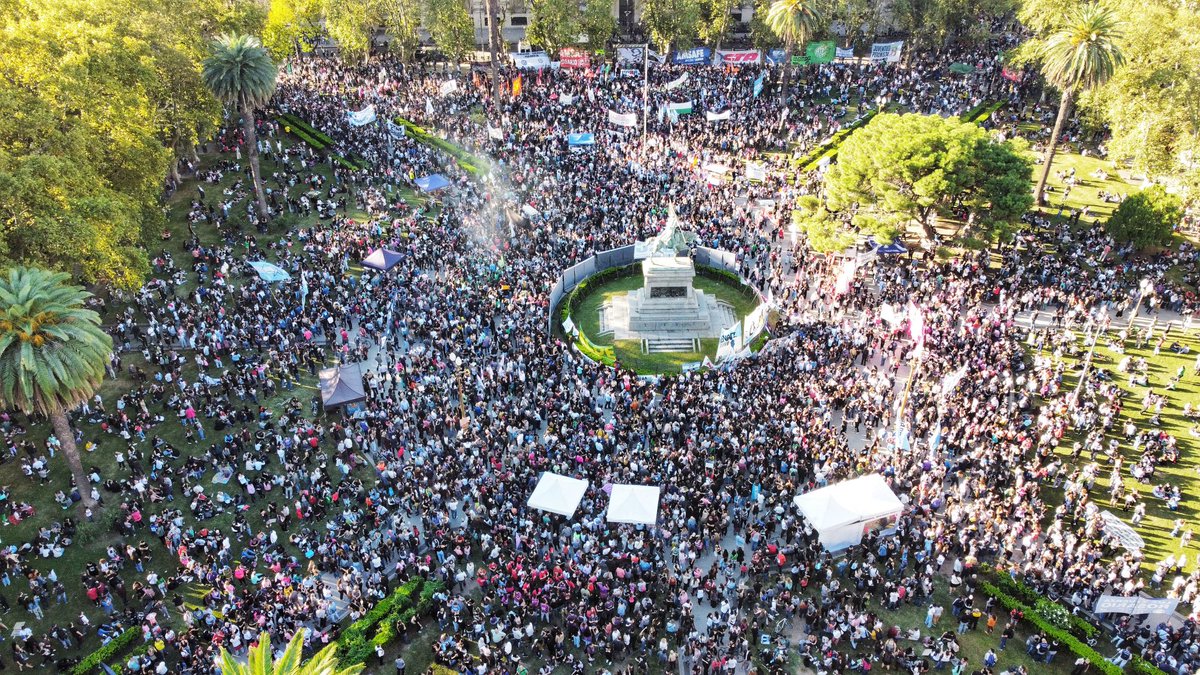 juanmonteverde's tweet photo. Así ya está la plaza en Rosario ❤️ Este pueblo sabe defenderse, educación pública siempre. #MarchaUniversitaria https://t.co/7PxW1Ca92Z