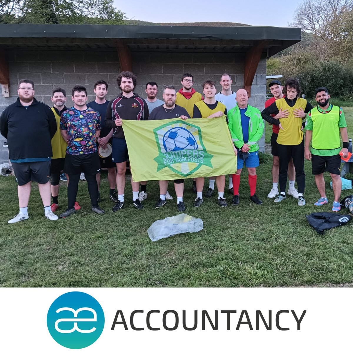 💛💙💚 
Tonight's training group. Making great progress. Keep up the good work 💪 Thank you all.

If you would like to try and improve your fitness and your game get in touch

#jumpersforgoalposts #footballfun #makeyoufeelbetter  #walkingfootball #footballforall #womenskickabout