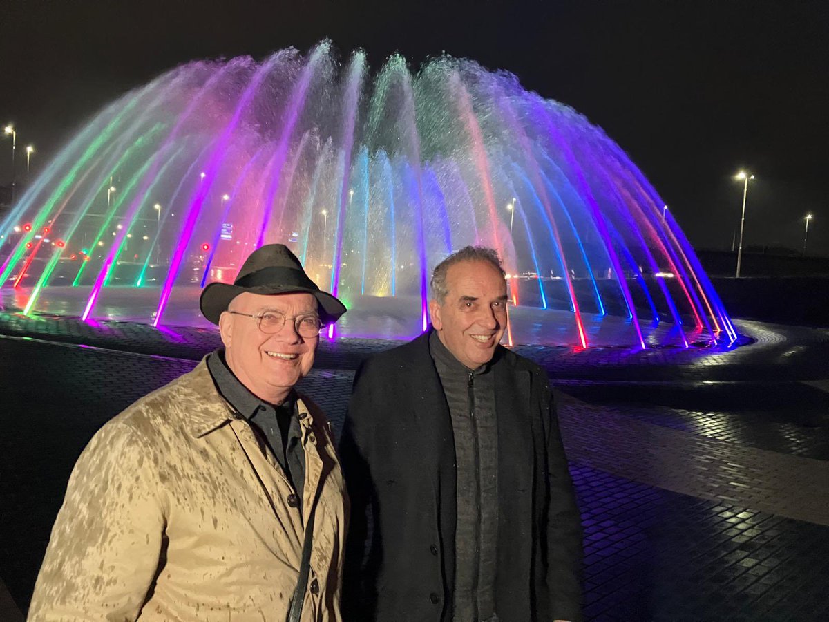 Na 8 jaar spuit de fontein weer. Samen met Peter Struycken, ontwerper van het kunstwerk de Blauwe Golven, genieten van alle kleuren van de regenboog! 

Foto: Pieter Altena