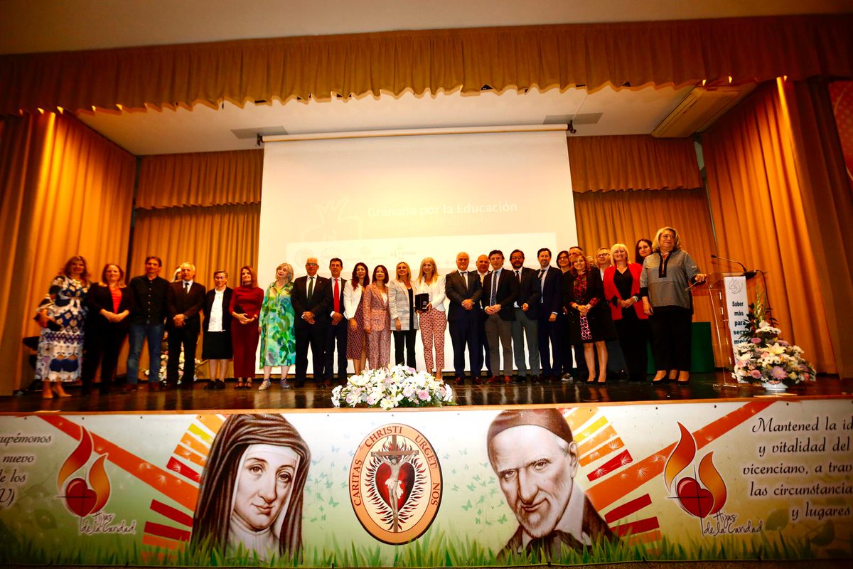 Todo un honor recoger, en nombre del Presidente de Andalucía el premio Granada por la Educación que reconoce el compromiso de @JuanMa_Moreno con la más importante de nuestras causas: la Educación. Gracias a  @ConcapaAndaluc1 Granada, @CECEAndalucia, @ecatolicas Granada y @fapyma.