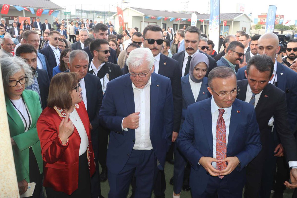 Almanya Cumhurbaşkanı Frank Walter Steinmeier, Türkiye ziyaretleri kapsamında Gaziantep’te depremin etkilediği Nurdağı ilçesine geldi.