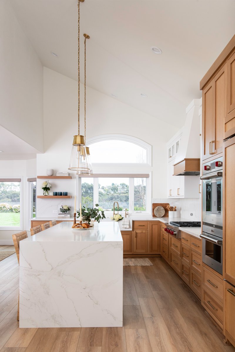 Because our #crestdeville kitchen's focal point is the side of the island, we accentuated it with a stunning waterfall edge to embrace the beauty of this area.

📷: @leighannrowe