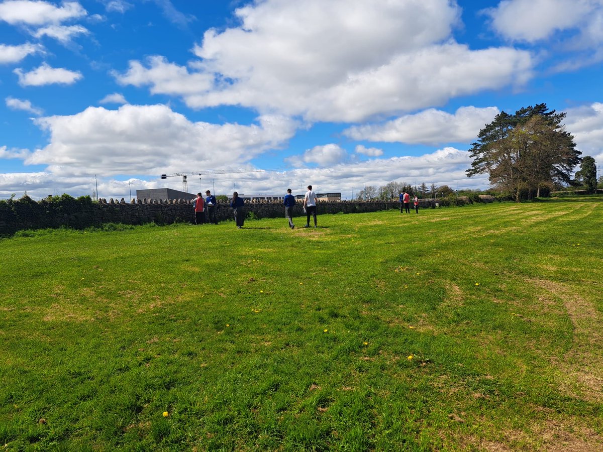 mungretcc's tweet image. 2nd year Science Students carrying out a quantitative survey of plants in the school field today #jcscience