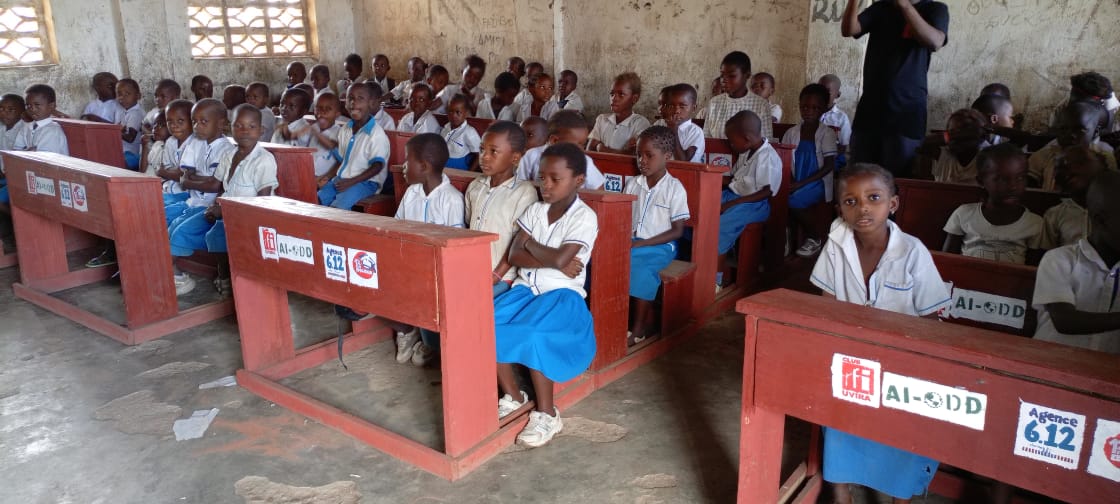 📈𝗟𝗘𝗦 #𝗢𝗗𝗗 𝗘𝗡 𝗣𝗥𝗔𝗧𝗜𝗤𝗨𝗘 #RDC : 𝗣𝗮𝗿𝘁𝗲𝗻𝗮𝗿𝗶𝗮𝘁𝘀 𝗽𝗼𝘂𝗿 𝘂𝗻𝗲 #𝗲́𝗱𝘂𝗰𝗮𝘁𝗶𝗼𝗻𝗱𝘂𝗿𝗮𝗯𝗹𝗲 📚🌍 718 pupitres installés dans les écoles du #RDCongo via une coopération entre #AIODD, @RFI , @MAPED_INT et l’Agence 6/12. #ODD1 #ODD4 #ODD5 #ODD8 #ODD17