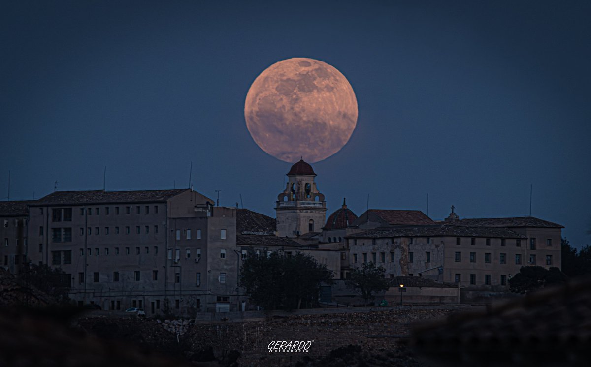 ¡Espectacular! Esta noche (23/04/2024), la #Luna llena captada justamente sobre la cúpula de la torre del Seminario Diocesano de #Orihuela (#Alicante). Imagen: @Gerardocayuelas.