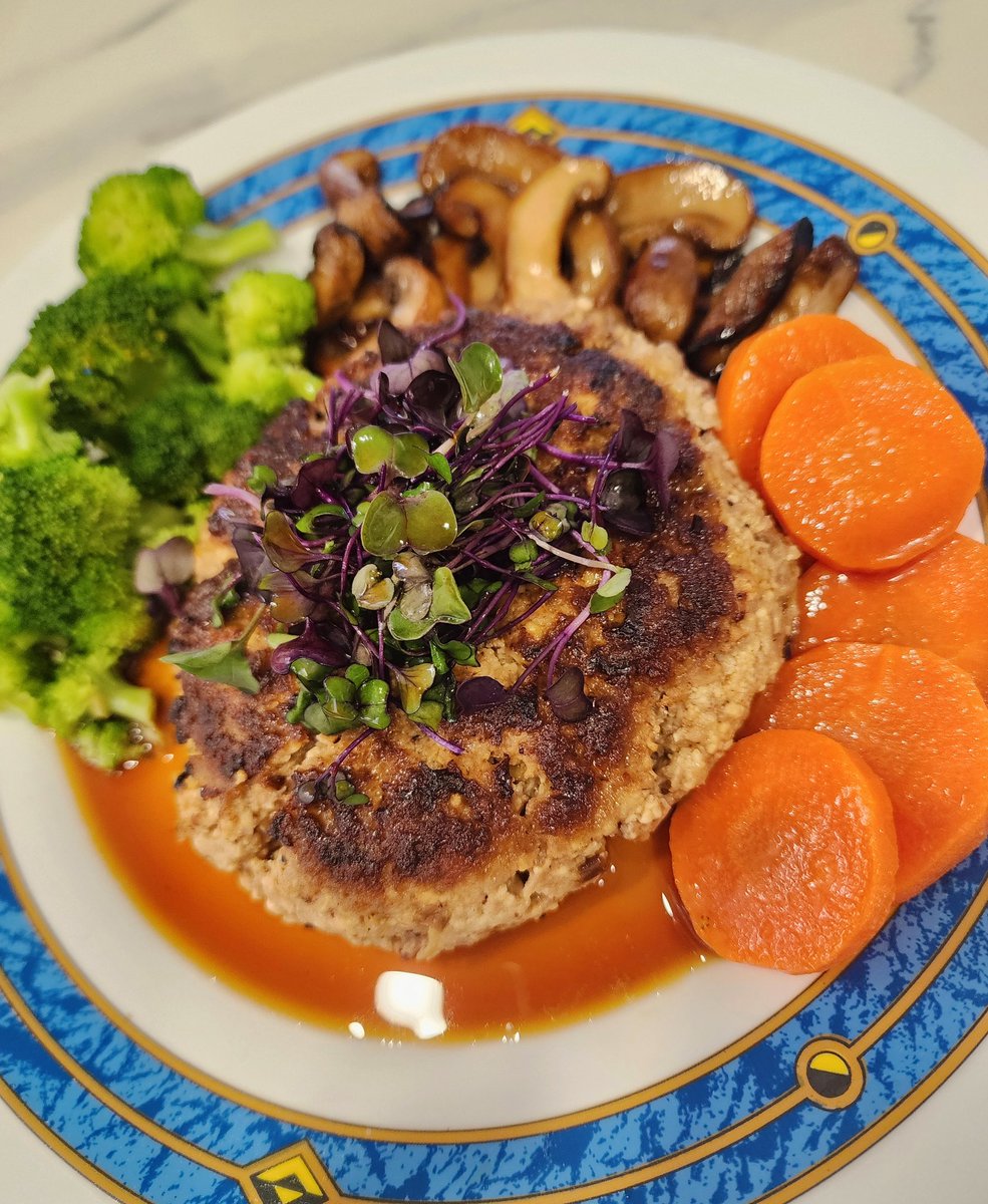 Tofu burger with a bunch of ponzu because I have an obsessipn (also glazed garrots cause sweet tooth) Made lunch for reimama 🤍