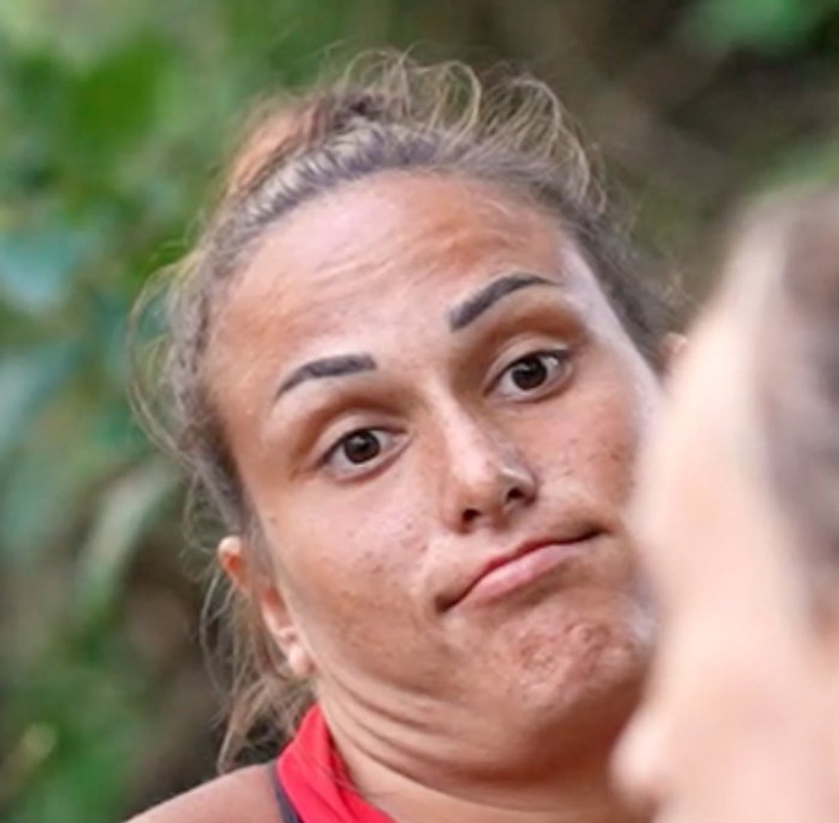 karanik's tweet photo. Ερώτηση: Αυτή γιατί είναι ακόμα μέσα;!;! #survivorGR https://t.co/J5CYLmXWEW