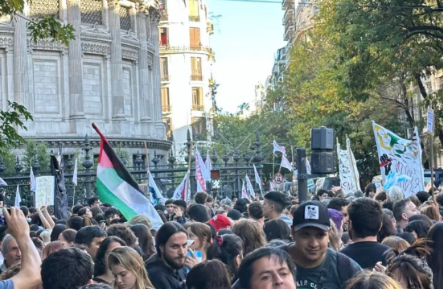 GordoDerechoso's tweet photo. Banderas de Palestina por todos lados, se nota que no es una marcha politizada che https://t.co/YKA2Js7st2
