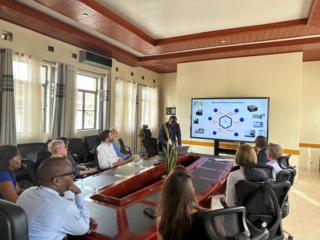 On the sidelines of #MIM2024, RBC hosted delegates from @gatesfoundation, who visited the national reference laboratory and discussed efforts to integrate genome sequencing into the fight against diseases in Rwanda and opportunities for future collaboration.