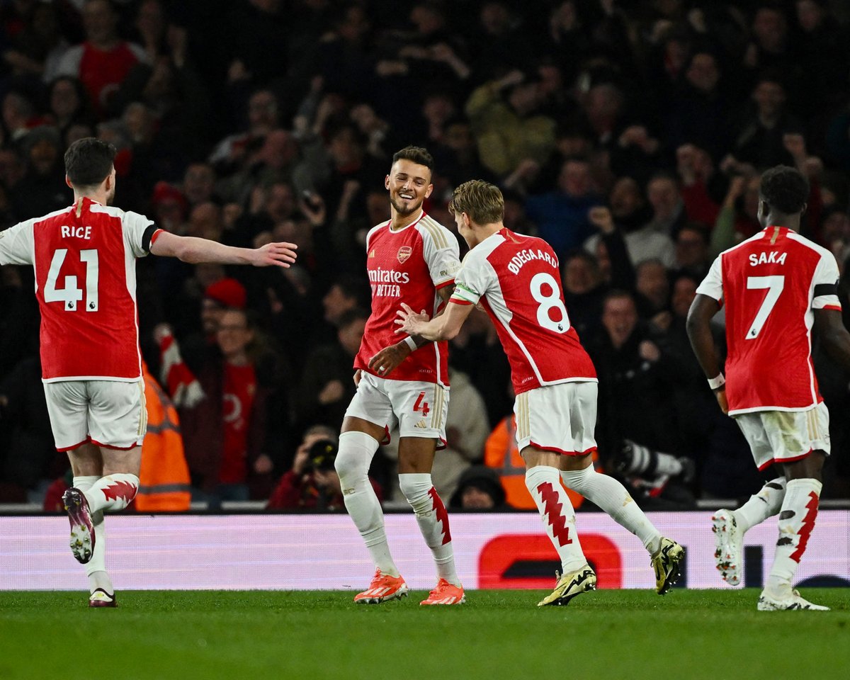 🔴 @Arsenal have FIVE ✋

Ben White has his second, and though he celebrates he may admit that he didn't mean it... He sent a cross towards the back post, but the ball creeps in!

#ARSCHE