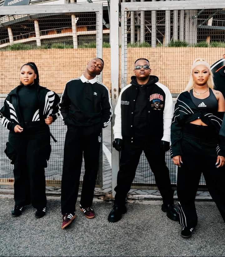OfficialMuzzo's tweet photo. Yo @Yfm  @chiccoalot @FOCALISTIC @PabiCooper1 @djtshegu  @addidasza promo pitori gang 😅😍🤣 https://t.co/2LcLQV9kxf