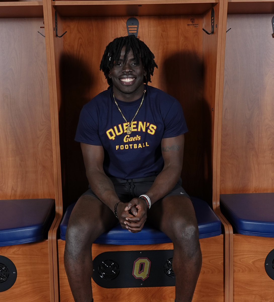 guymzz1's tweet photo. After a great talk with @SteveSnyderQ and wonderful visit, I am blessed and honoured to announce that i have received an offer from Queens University and was named DBs Most Valuable Player of the prospect day 
‼️ Go Queens ‼️@ThompsonMcC @CoachBJones95 @ECWagnac @Queens_Football https://t.co/QE1OyLg7IG