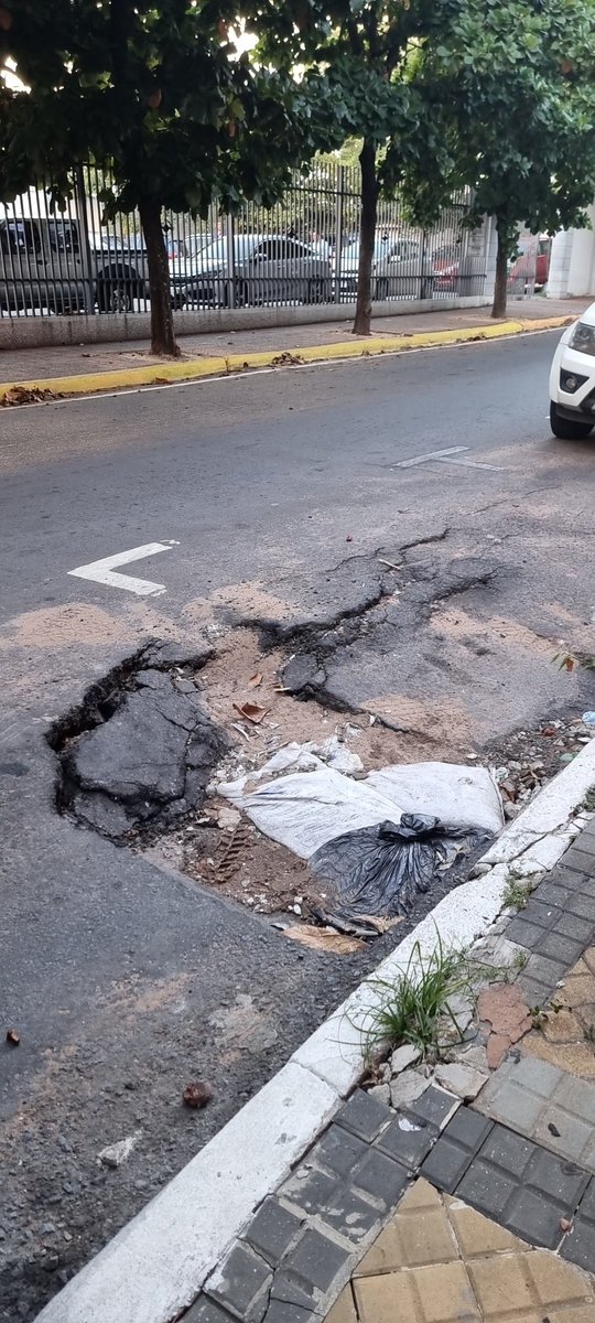 Un peligro con las lluvias! Eligio Ayala entre Perú y Pa'i Pérez . <a href="/AsuncionMuni/">Municipalidad de Asunción</a> <a href="/nenechopy/">Nenecho Rodríguez</a>