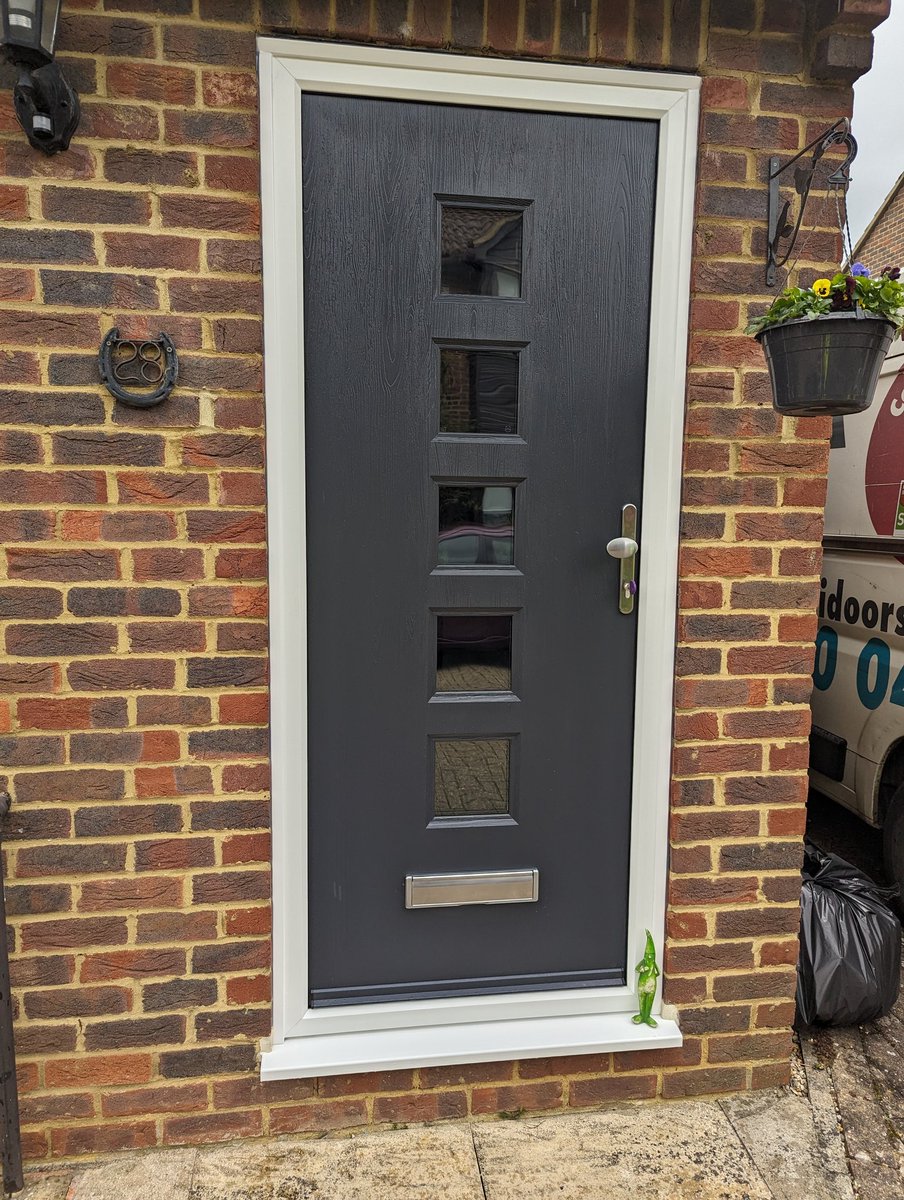 An amazing Anthracite Grey ManhattanRockdoor fitted in #Baldock 

Dm us for a Free No Obligation quote!

@rockdoorltd @GAPLtd #rockdoors #rockdoor #homeimprovements  #compositedoor #compositedoorsuk #door #doors #frontdoor #compositedoors #externaldoor #externaldoors #frontdoors