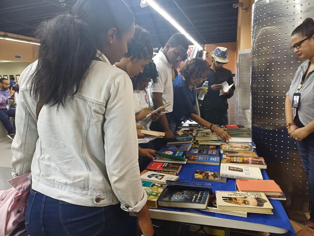 Dominicanaleerd's tweet photo. Celebramos el Día Internacional del Libro por todo lo alto, en el Metro de Santo Domingo. https://t.co/1YKbYGPRLe