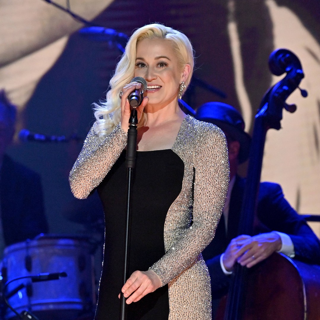 radar_online's tweet photo. ๐: https://t.co/npoMeiW4IB
#KelliePickler returned to the stage for the first time since the 2023 death of her husband #KyleJacobs. The singer stunned the crowd in an emotional tribute to country music legend #PatsyCline.
(๐ธ: MEGA) https://t.co/frXu9az1hk