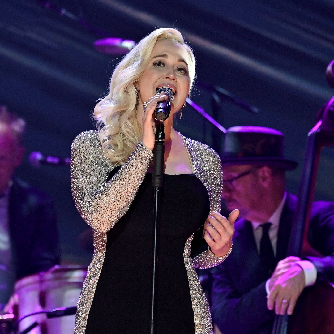 radar_online's tweet photo. ๐: https://t.co/npoMeiW4IB
#KelliePickler returned to the stage for the first time since the 2023 death of her husband #KyleJacobs. The singer stunned the crowd in an emotional tribute to country music legend #PatsyCline.
(๐ธ: MEGA) https://t.co/frXu9az1hk