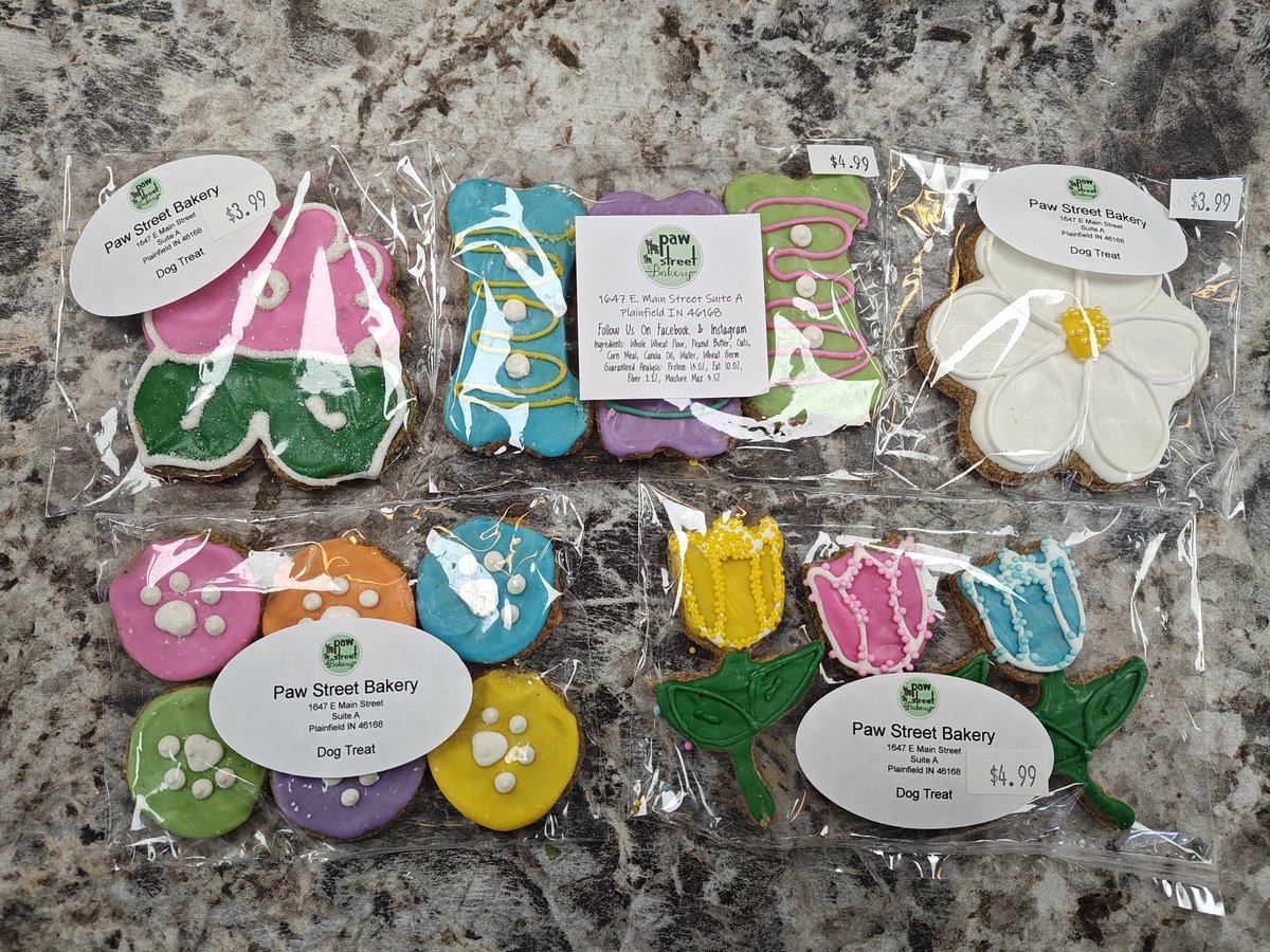 It might be raining outside but we have delightful spring dog treats from @pawstreetbakery that will brighten your fur baby's day! 

#dogs #dogtreats #doggifts