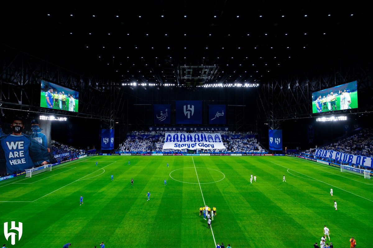 إذا سئلتَ عن #الهلال فقل لهم
هو فرحة الأيام للأجيالِ
•
قلبْ بطرفك في السماء وحسنها
هل زانتِ الدنيا بغير هلال؟
•
من ذا ينازعه البطولة إنها
إرثٌ ونِعْمَ توارثُ الأبطالِ
•
هذا الزعيم عراقةٌ ومهابةٌ
ورجالُ أمجادٍ وراء رجالِ
•
شيئان مجتمعان في الأرواح لم
يتفرّقا:فرحٌ وحبُّ هلال!