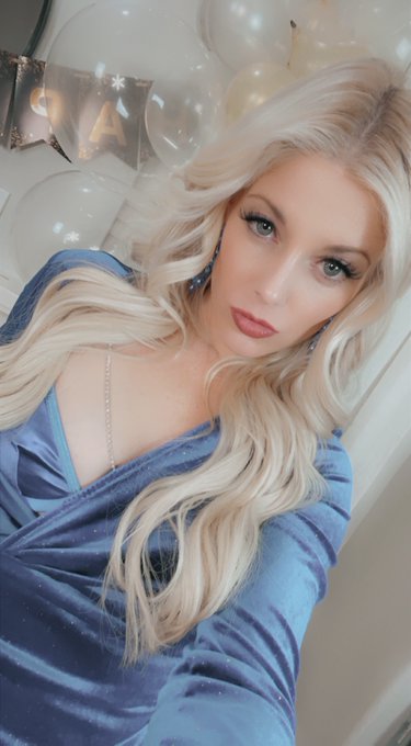 Watch Charlotte Stokely 🐝's leaked NSFW photo on TwXstars