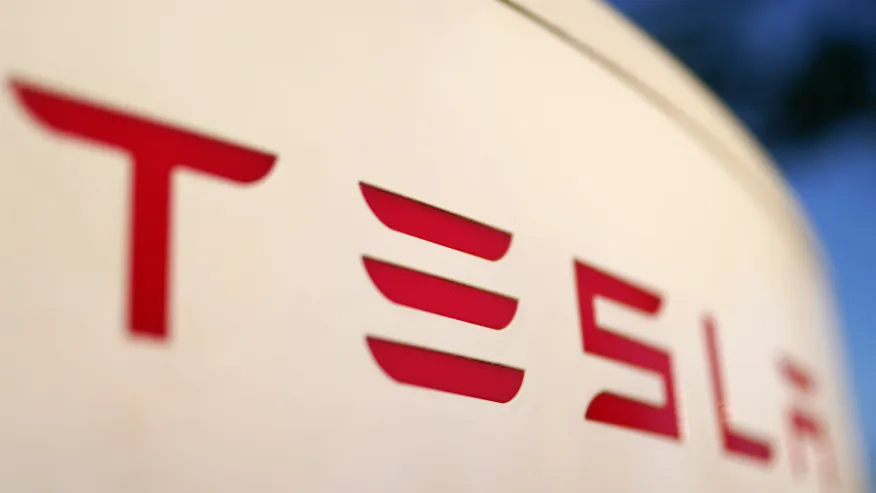kron4news's tweet photo. JUST IN: Tesla layoffs to impact nearly two thousand Bay Area employees https://t.co/16XPxGGkBn https://t.co/USsRlUpyOX