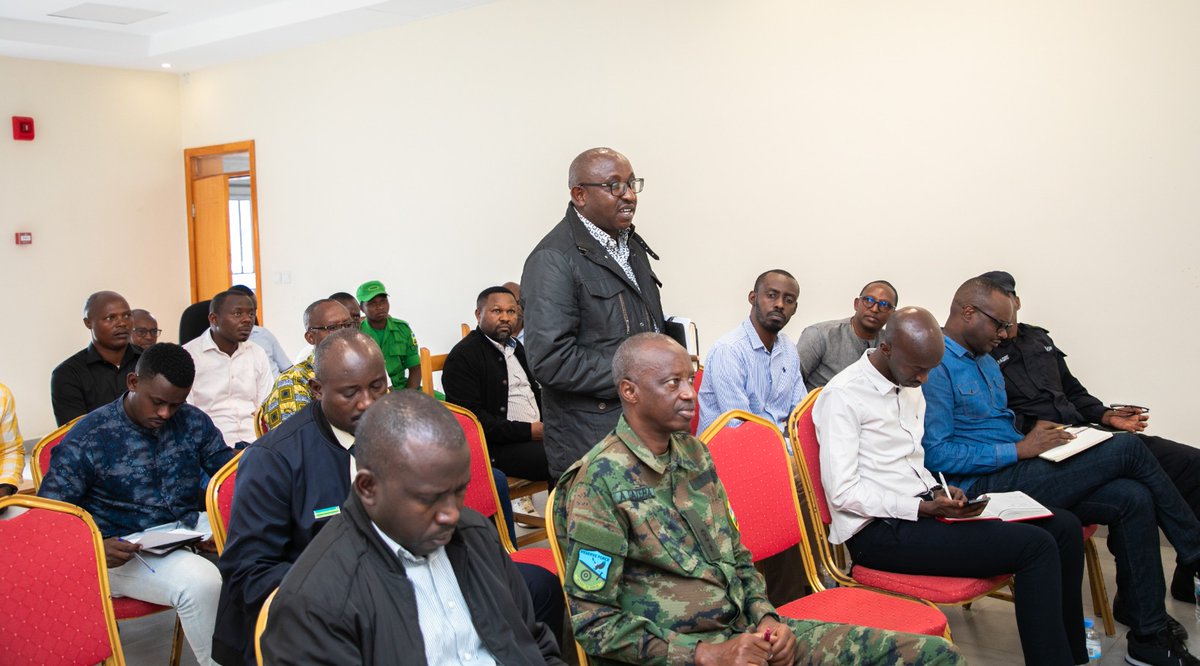 None Meya <a href="/DrKibiriga/">Dr. ANICET KIBIRIGA</a> yakiriye Minisitiri <a href="/Ngabitsinze/">Jean Chrysostome Ngabitsinze;PhD</a> wagiriye uruzinduko rw’akazi mu Karere ka Rusizi akaba yasuye icyanya cyahariwe inganda anaganira n'abashoramari bagikoreramo mu kureba aho ibikorwa bigeze, imbogamizi n'uburyo zashakirwa ibisubizo.