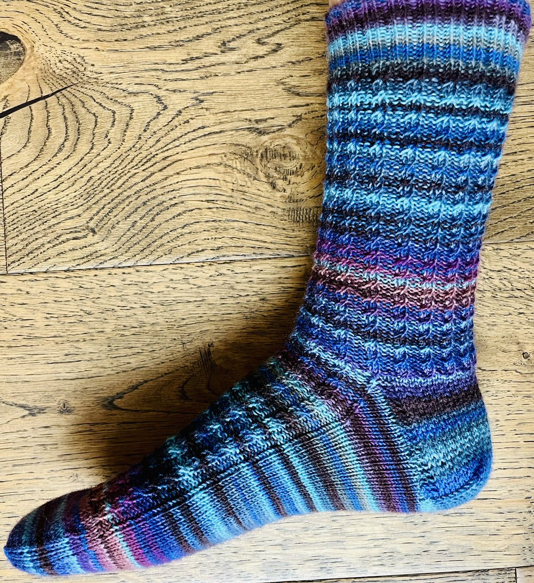Hot off the needles! 
Pattern - Calle Cables (Ravelry) 
Yarn - Lang Super Soxx - Capital Cities 2
Colour - Reykjavik
Pattern Revisions - 2.25mm needles, 72 sts; crochet cast on cuff; twisted rib cuff; garter stitch ribbed, eye of partridge heel flap; Dutch heel turn; rounded toe