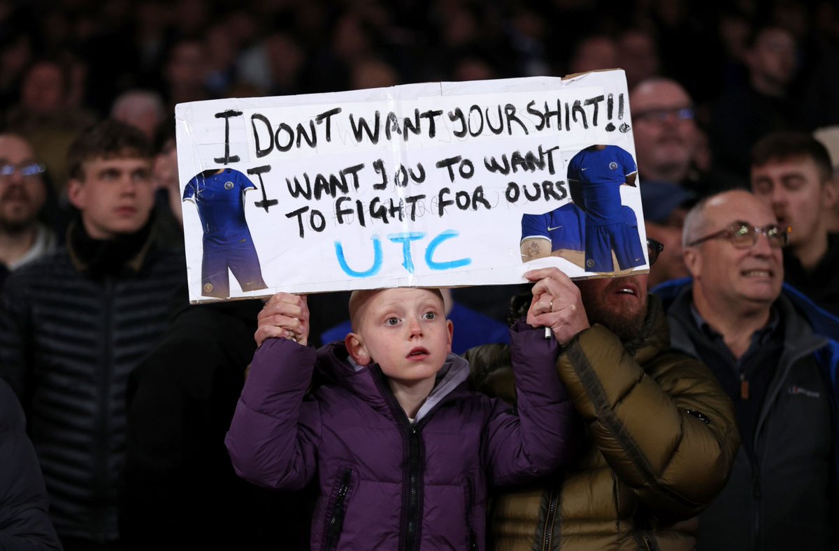 Ce jeune fan de Chelsea souhaite transmettre un message aux joueurs. 👀 'Je ne veux pas de votre maillot ! Je veux que tu veuilles te battre pour la nôtre.' Les Blues sont actuellement en train de perdre 5-0 contre Arsenal. 🥶