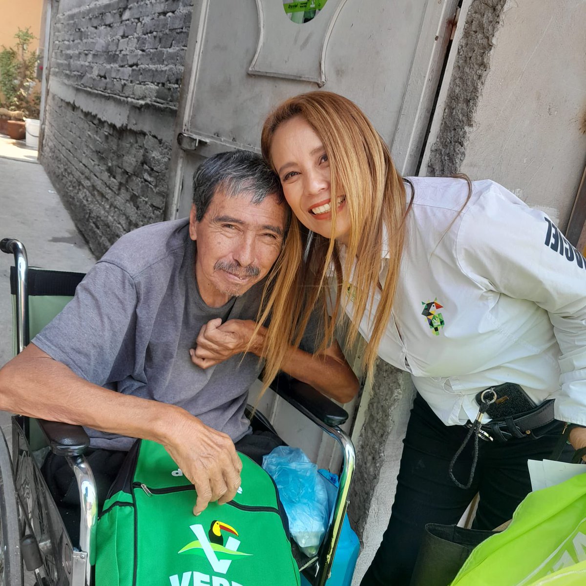 IvonneMacielF's tweet photo. Escuchando a nuestros amigos de la Col. Pedro Ojeda Paullada y la Col. Granjas Independencia 'C'. Queremos conocer tus ideas y preocupaciones para juntos construir un mejor futuro. ¡Déjanos tu comentario y forma parte del cambio que queremos ver en nuestra comunidad! #ConIvonneVa https://t.co/uLR4iSAw8c