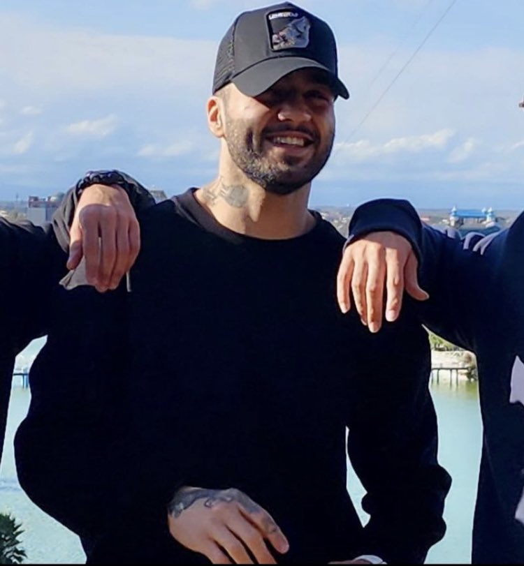 حواستونو جمع کنید 
توماح خطِ قرمزه 
این شعار نیست شوخیم نیست 

 توماج یه خانواده به بزرگی قلب و روح و جسمه تک تک کسایی داره که صداشون بود 
به خون عزیز ترینم که داغ بغل کردنش به دلم موند قسم تا خون تو رگامه با قطره قطره خونم پشته توماجم 
#توماج_صالحی