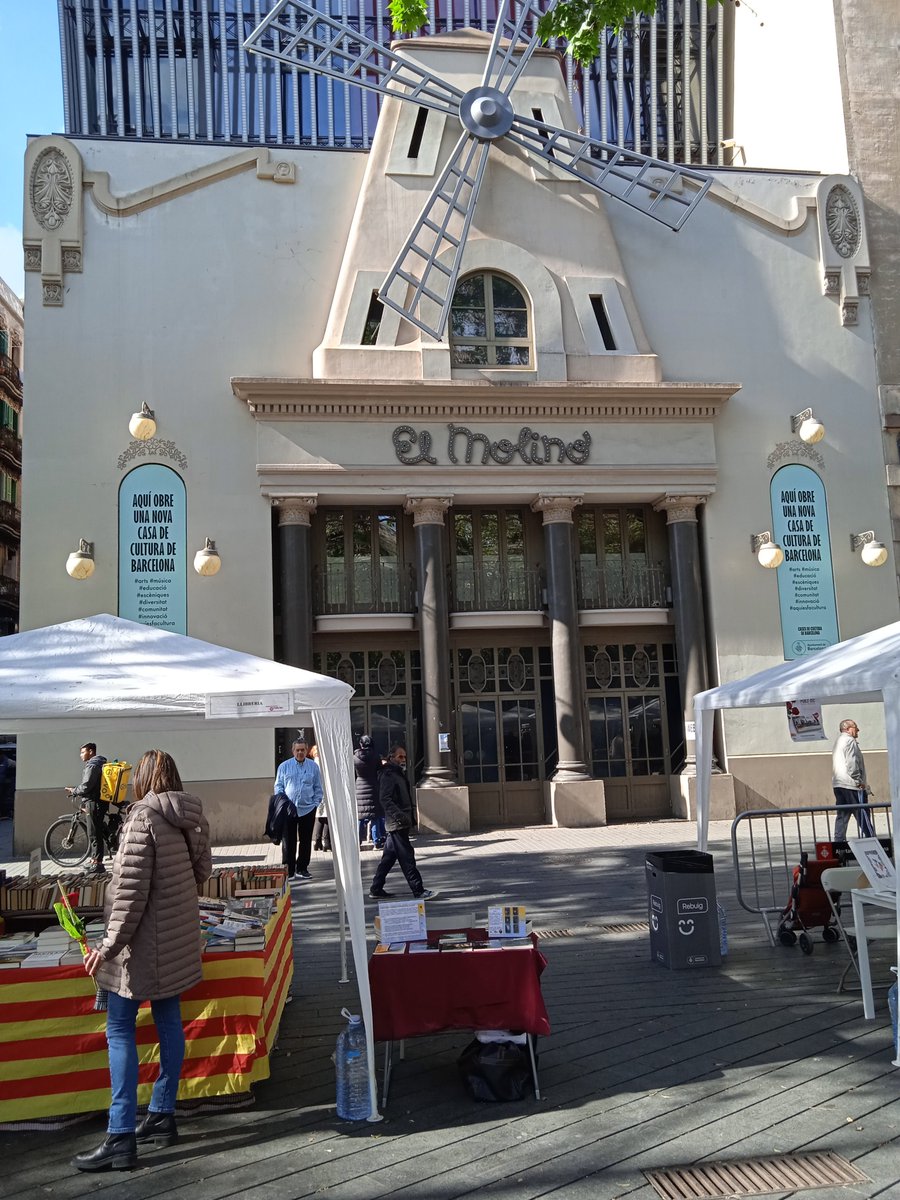 BarajasOller's tweet photo. Mi día de Sant Jordi en El Paralelo, Lloret Negre, Ediciones Dédalo y Libertània. He descubierto que lo escritores damos más vueltas que las aspas del Molino. (Aunque en mi caso no se muele gran cosa). https://t.co/2UmhsuplfK