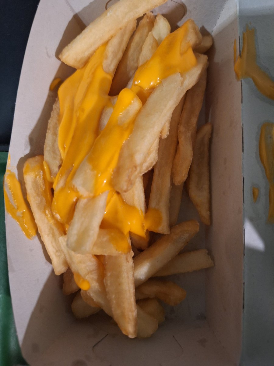KineticL's tweet photo. @BurgerKing Sorry, but wasn't impressed with these last night from your Stafford Services branch. The burger was awesome as always but this was NOT a great upsell. https://t.co/qWSHMgkXNR