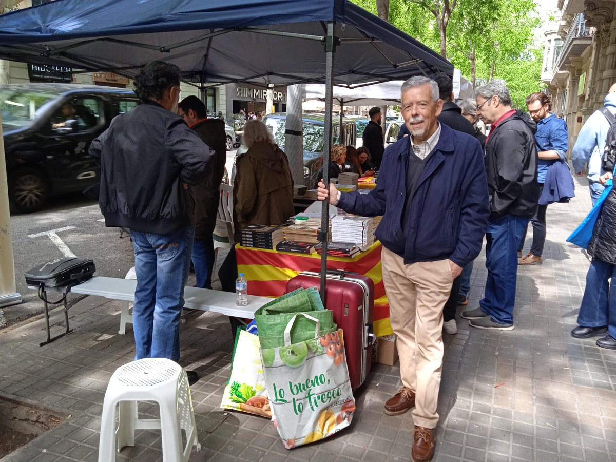 BarajasOller's tweet photo. Mi día de Sant Jordi en El Paralelo, Lloret Negre, Ediciones Dédalo y Libertània. He descubierto que lo escritores damos más vueltas que las aspas del Molino. (Aunque en mi caso no se muele gran cosa). https://t.co/2UmhsuplfK
