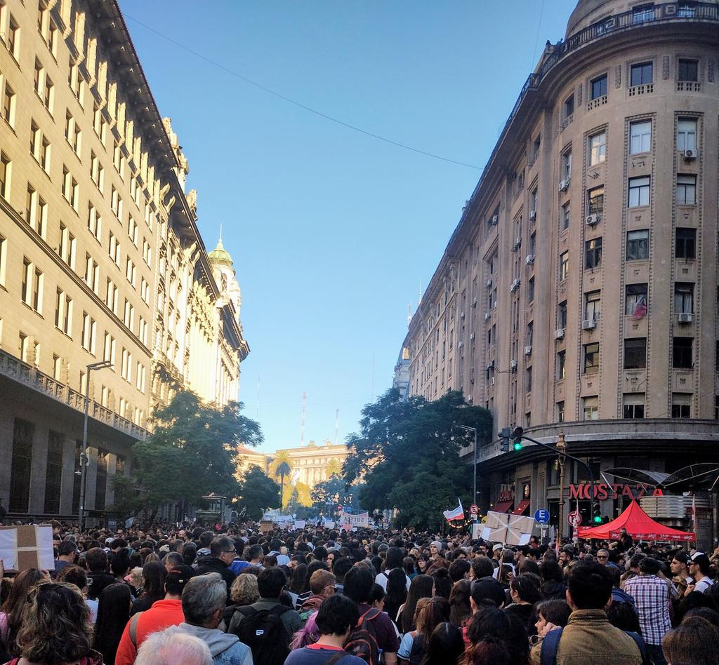 Diagonal Norte y Florida, ya no se puede avanzar hacia Plaza de Mayo. Impresionante la multitud en la #MarchaFederalUniversitaria