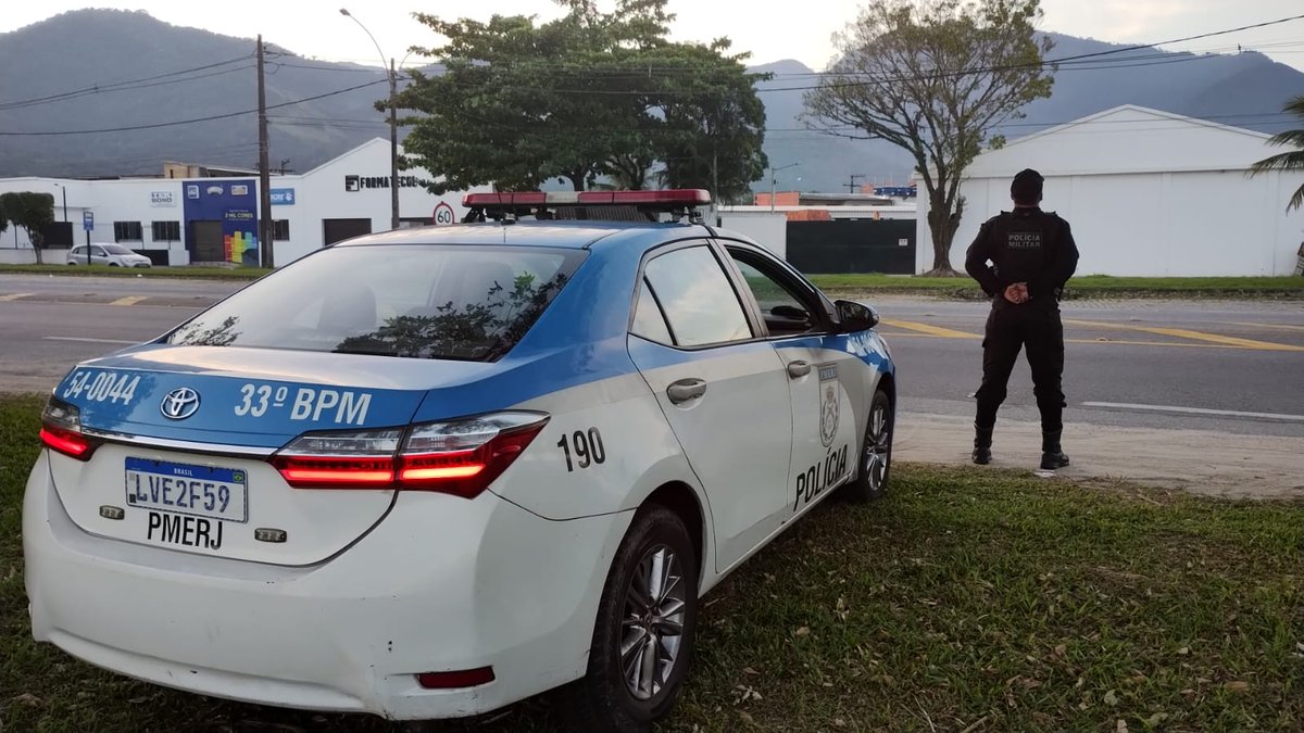 PMERJ's tweet photo. Policiamento do #33BPM no trevo de Mangaratiba, mantendo a ordem e garantindo a segurança dos motoristas que transitam pela região. #5CPA https://t.co/5TorBJPCnb
