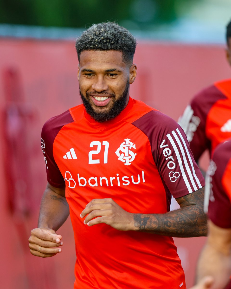 📸 Parte do grupo realiza trabalhos físicos no gramado. #VamoInter