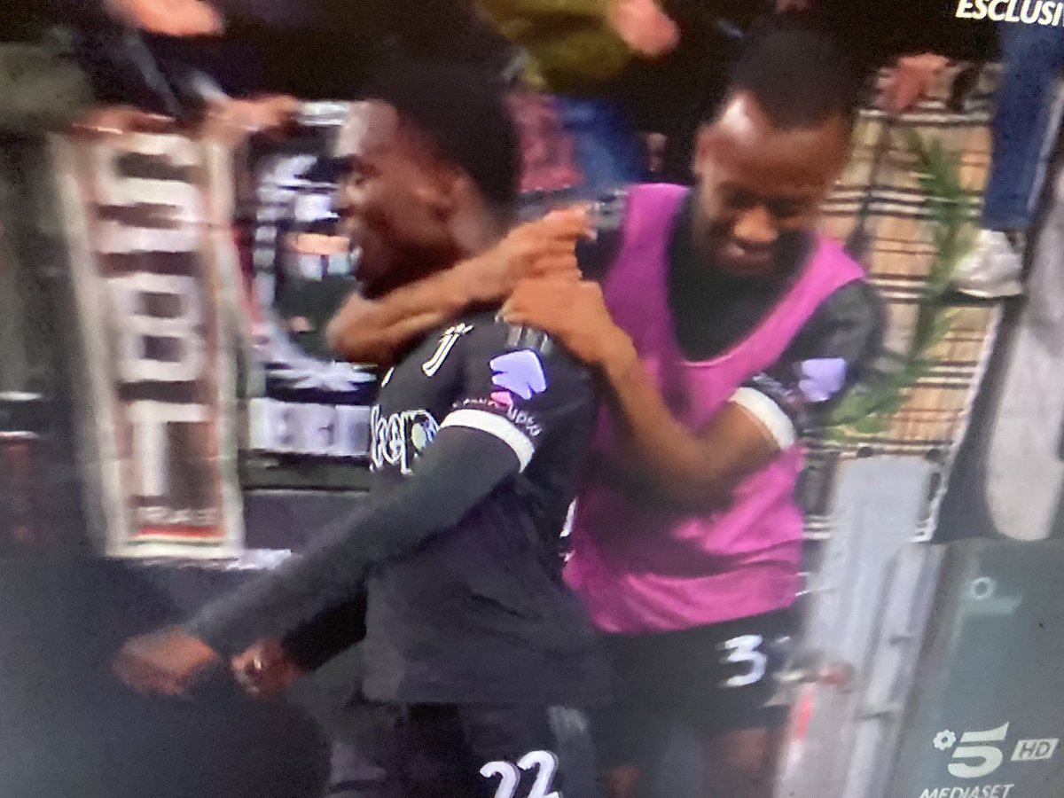 GiuseLatorraca2's tweet photo. Siiiiiiiiuuuuiiii! La butta dentro #miik! Stadio ammutolito! E godo! #LazioJuve #LazioJuventus 2-1 https://t.co/RD1Ghn0C7F