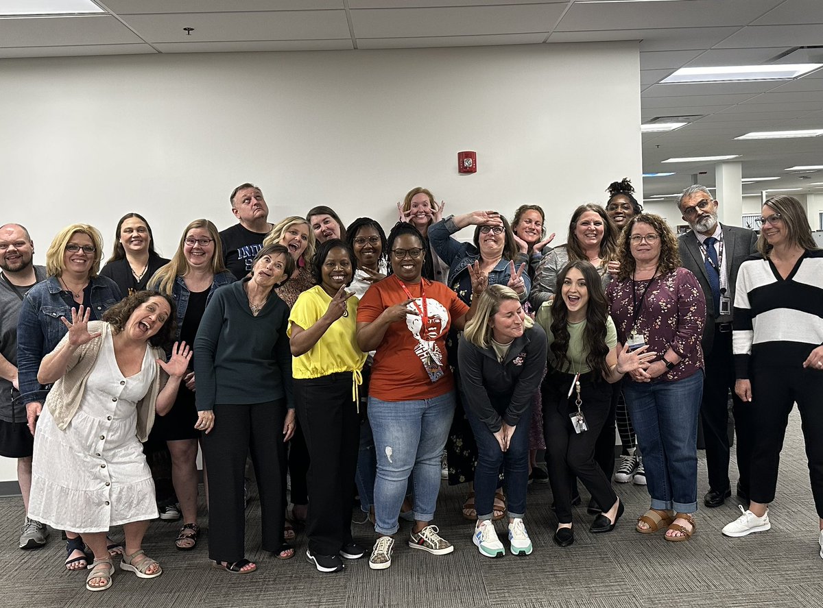 Wrapped up our Emerging Leaders Academy in-person sessions the other night with “Linda the Great” and this FABULOUS crew of new friends!! I am so thankful for their impact on me as a new AIC/leader!! #SeriouslyLindaIsTheBEST #TheGOATIfYouWill @JCPSLeads @NewLeadersOrg