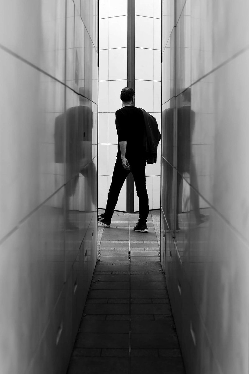 Between the reflecting walls
#streetphotography #street #blackandwhite #Paris #pascalcolin #canon #50mm