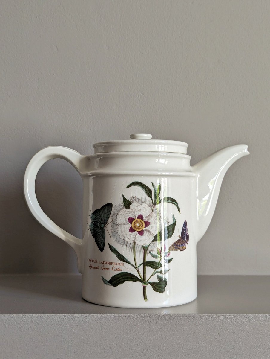 The early coffee and tea pot part of the Botanic Garden range is always a great foundational piece for a #Portmeirion  collection. 
#vintage #vinrageseller
georgelovesvintage.etsy.com/listing/171834…