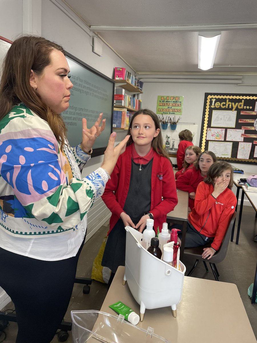 Thanks Nicola for helping us out, as we discussed the effect of influencers and social media on the habits and behaviour of young people. #jobs #welbeing @ysgoliachsirgar